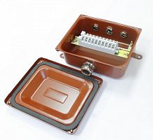 zeta30342 Коробка КМ 65-10 УХЛ1.5 IP65 латун. ввод ГОФРОМАТИК 